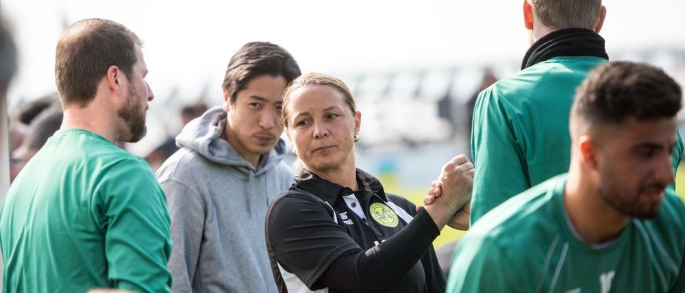 Inka Grings, Trainerin des SV Straelen, ist die erste Frau, die einen Trainerposten in der viertklassigen Regionalliga der Männer übernommen hat.