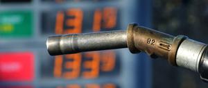 Wer auf die Uhr vor dem Tanken, kann Geld sparen.