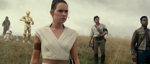 Alle wieder da. An der Seite von Rey (Daisy Ridley, Mitte) kämpfen Chewbacca (Joonas Suotamo, v.l.), BB-8, D-O, Poe Dameron (Oscar Isaac) und Finn (John Boyega). 