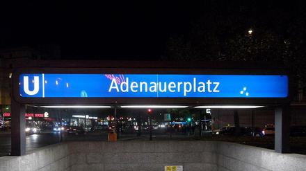 Eingang zum U-Bahnhof Adenauerplatz bei Nacht.