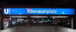 Eingang zum U-Bahnhof Adenauerplatz bei Nacht.