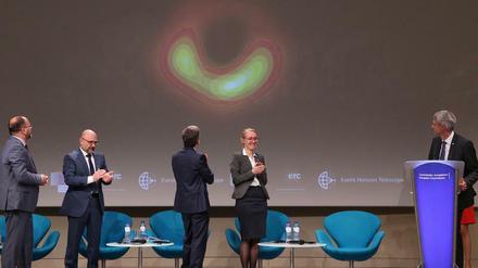 Und wir haben mitgeholfen. Pressekonferenz des Event Horizon Telescope in Brüssel zur Präsentation des dingfest gemachten Schwarzen Lochs. 