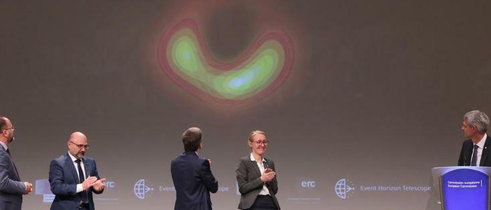 Und wir haben mitgeholfen. Pressekonferenz des Event Horizon Telescope in Brüssel zur Präsentation des dingfest gemachten Schwarzen Lochs. 