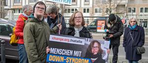 Vor der Bundestagsdebatte über vorgeburtliche Gen-Tests demonstrierten Gegner in Berlin.