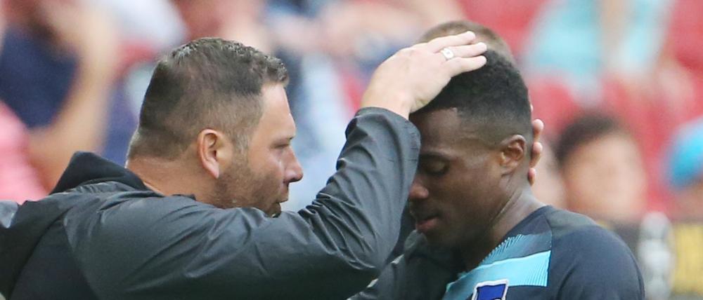Hand aufgelegt. Berlins Trainer Pal Dardai streicht seinem Spieler Javairo Dilrosun über den Kopf.