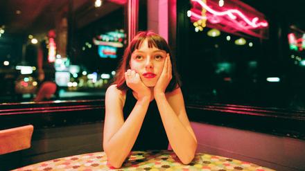 Stella Donnelly veröffentlichte kürzlich ihr Debütalbum "Beware Of The Dogs".