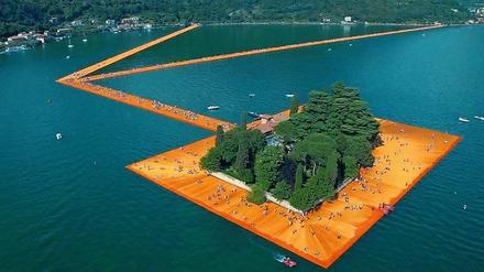 Christos mit leuchtendem Stoff umhüllte Stege führten zu zwei Inseln auf dem lombardischen Iseosee.