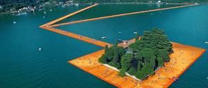 Christos mit leuchtendem Stoff umhüllte Stege führten zu zwei Inseln auf dem lombardischen Iseosee. 