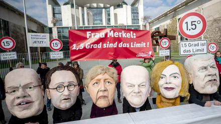 Aktivisten von Campact protestieren anlässlich der ersten Sitzung des "Klimakabinetts" vor dem Bundeskanzleramt.