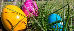 Ostern ohne bunte Eier? Nicht vorstellbar. Aber statt gefärbte Eier zu kaufen, sollte man lieber selber färben. 