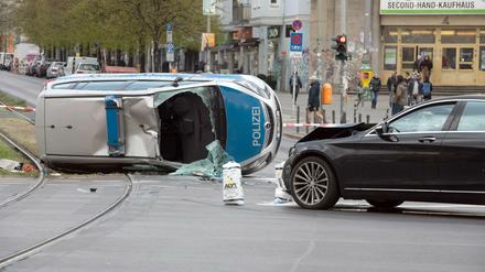 Der umgekippte Streifenwagen liegt nach dem Zusammenstoß mit einem Mercedes auf einem Grünstreifen am Frankfurter Tor.
