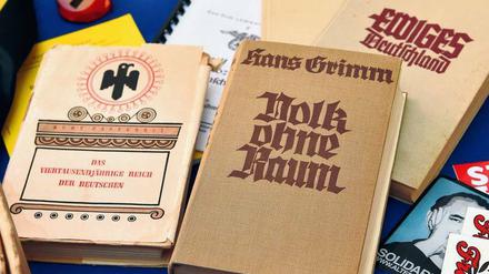 Brauner Fund. Bei Durchsuchungen in Cottbus wurden NS-Bücher entdeckt.