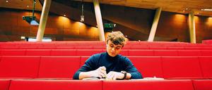 Überflieger. Benjamin Hadrigan galt als Schulversager. Jetzt steht der 17-jährige Österreicher kurz vor dem Abitur. Seit zwei Jahren studiert er neben der Schule Wirtschaftsrecht. Über seine Lernstrategien hat er jetzt ein Buch veröffentlicht. 