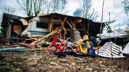 Tatort „Eichwald“. Der Campingplatzbetreiber lässt die Parzelle des mutmaßlichen Täters seit vergangener Woche räumen.