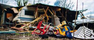 Tatort „Eichwald“. Der Campingplatzbetreiber lässt die Parzelle des mutmaßlichen Täters seit vergangener Woche räumen.