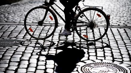 Durchgerüttelt, nicht nur vom Kopfsteinpflaster. Die verhängnisvolle Geschichte eines Rüpelradlers.
