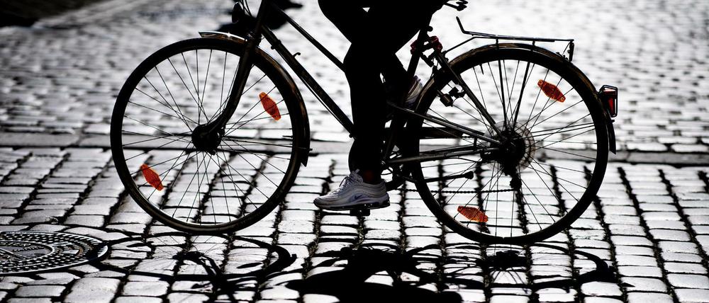 Durchgerüttelt, nicht nur vom Kopfsteinpflaster. Die verhängnisvolle Geschichte eines Rüpelradlers.