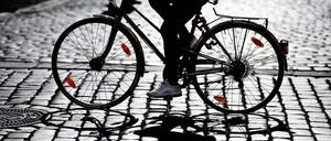 Durchgerüttelt, nicht nur vom Kopfsteinpflaster. Die verhängnisvolle Geschichte eines Rüpelradlers.