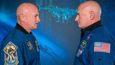 Die US-Astronauten Mark (l.) und Scott Kelly bei einem Fototermin im Frühjahr 2015, bevor Scott zur ISS startete.