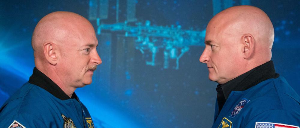 Die US-Astronauten Mark (l.) und Scott Kelly bei einem Fototermin im Frühjahr 2015, bevor Scott zur ISS startete.