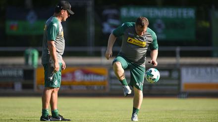 It's ME. Sportdirektor Max Eberl ()rechts zeigt Trainer Dieter Hecking, wo es lang geht.