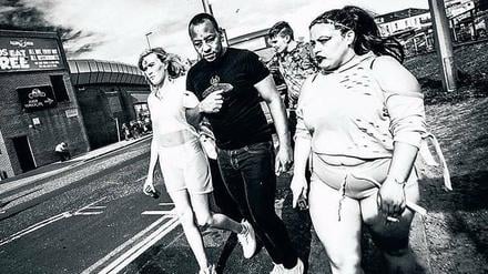 Feierwut. Am Wochenende treffen sich im Seebad Blackpool die Vergnügungssüchtigen. Benita Suchodrev fotografierte sie.