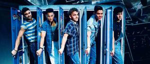 Take That? Aber ja. Die Wiedergänger der Band springen aus Kinderzimmermöbeln und Schulspinden. 