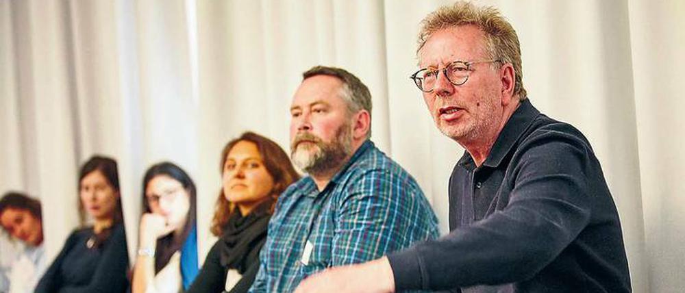 Auf dem Treffen des Reporter-Forums am Wochenende in Hamburg wurde leidenschaftlich über die Konsequenzen für den Journalismus und die Reporter-Preise diskutiert. Mit dabei: der Mitgründer der Reportervereinigung, Cordt Schnibben (rechts).