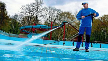 Frühjahrsputz. Im Sommerbad Humboldthain wird schon nassgespritzt. 