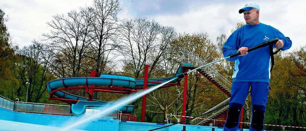 Frühjahrsputz. Im Sommerbad Humboldthain wird schon nassgespritzt.