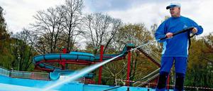 Frühjahrsputz. Im Sommerbad Humboldthain wird schon nassgespritzt. 