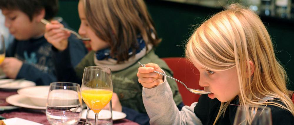 Manierlich. Nicht allen Kinder fällt das Stillsitzen im Restaurant leicht.