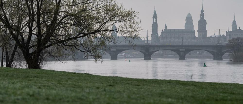 Blick über die Elbe auf die historische Altstadtkulisse in Dresden.