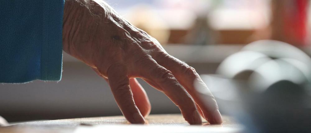 Am Ende selbstbestimmt? Das Bundesverfassungsgericht prüft, ob das Verbot von geschäftsmäßiger Sterbehilfe gegen die Rechte von Patienten und Ärzten verstößt.