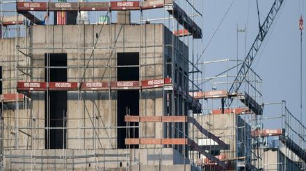 Bauen, bauen, bauen. Ein Baugerüst steht an einem Rohbau in Schöneberg. 