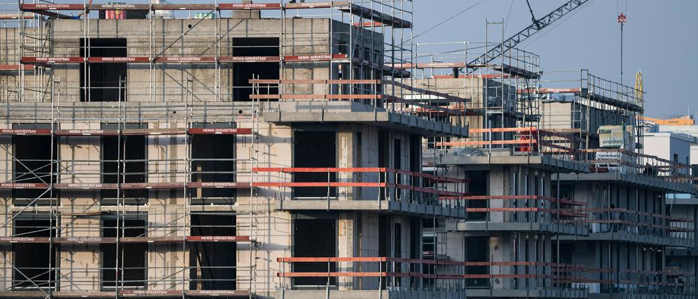 Bauen, bauen, bauen. Ein Baugerüst steht an einem Rohbau in Schöneberg.