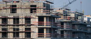 Bauen, bauen, bauen. Ein Baugerüst steht an einem Rohbau in Schöneberg. 