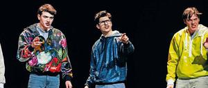Rastlos, suchend. Yusuf Celik, Eren Kavukoglu und rechts im Bild Theo Trebs in Erpulats und Tina Müllers Neufassung von "Jugend ohne Gott".