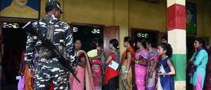 Sicherheitskräfte bewachen ein Wahllokal. 