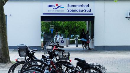 Das Schwimmbad Spandau Süd an der Gatower Straße. Eröffnet wurde es 1974.