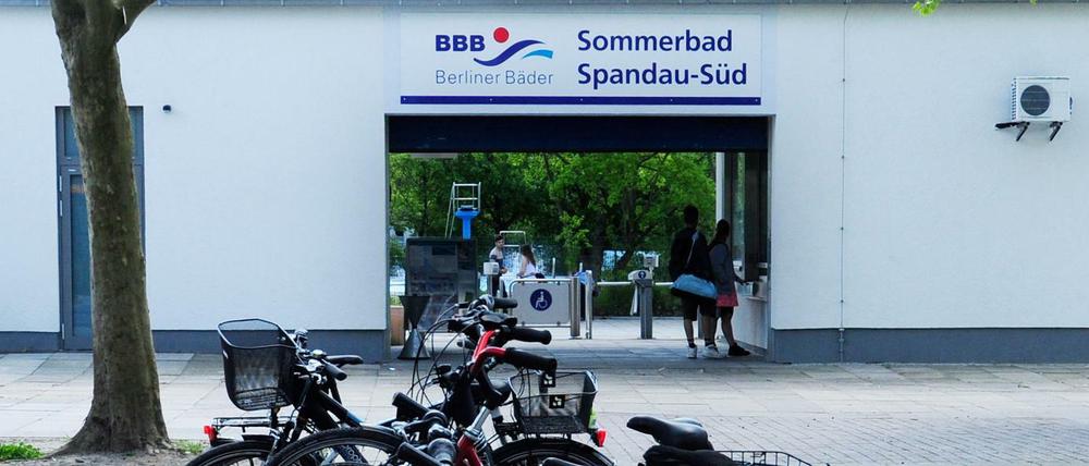 Das Schwimmbad Spandau Süd an der Gatower Straße. Eröffnet wurde es 1974.