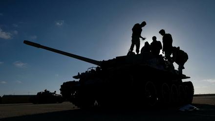Soldaten der Libysche Nationale Armee auf dem Weg nach Tripolis. 
