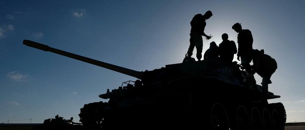 Soldaten der Libysche Nationale Armee auf dem Weg nach Tripolis.