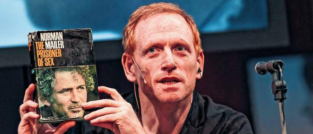 Großes Ego. Maskulinist Norman Mailer (Scott Shepard) geht mit Wörtern nicht gerade zimperlich um. 