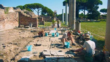 Archäologen arbeiten in einer Säulenhalle von Ostia.