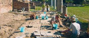 Archäologen arbeiten in einer Säulenhalle von Ostia.