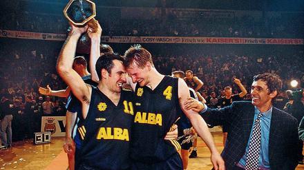 Da ist das Ding: Stephan Baeck, Henrik Rödl und Trainer Svetislav Pesic (v.l.n.r.) feiern den Gewinn des Korac-Cups.