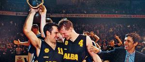 Da ist das Ding: Stephan Baeck, Henrik Rödl und Trainer Svetislav Pesic (v.l.n.r.) feiern den Gewinn des Korac-Cups.