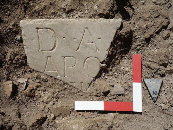 Marmorfragment in der Schwemmschicht von Ostia.