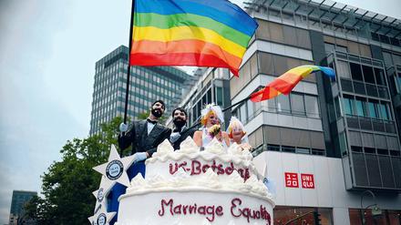 Die US-Botschaft feiert die US-weite Einführung der Ehe für alle auf dem Berliner CSD im Jahr 2015. 